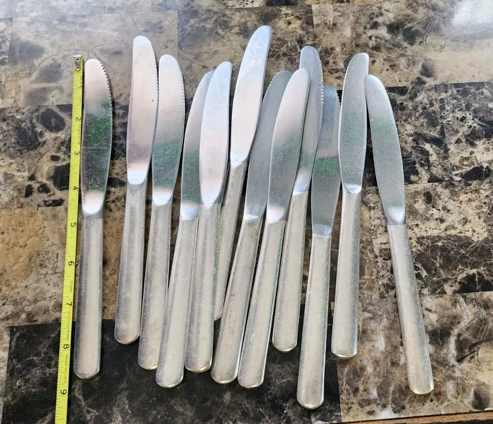 SET OF 12 VINTAGE SILVERPLATED SERRATED MODERN SOLID PLACE KNIVES