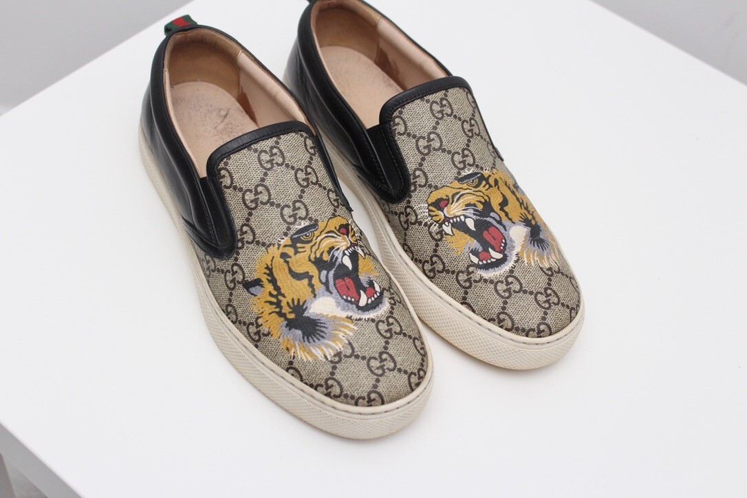 Men's GUCCI GG Supreme Tiger Slip On Sneakers RARE made in Men's GUCCI GG Supreme Tiger Slip On Sneakers RARE made in