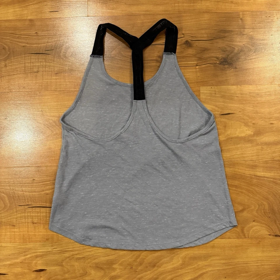 Camiseta sin mangas Victoria’s Secret Sport espalda deportiva con paneles de malla gris atlética talla M Foto 4 de 4