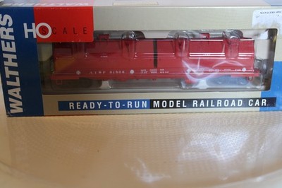 HO Scale Walthers, Cushion Coil Car Angled Hoods, Santa Fe, Red #91906, 932-3821