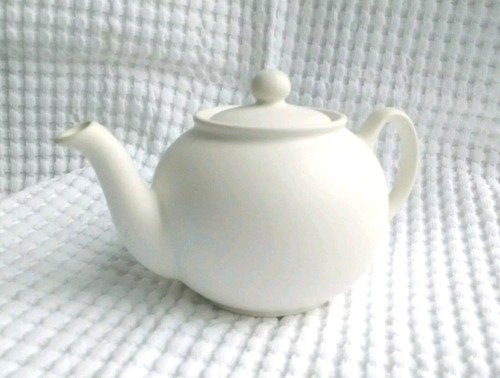 TEAPOT 2-3 CUP. MATT WHITE MADE BY PRISTINE POTTERY. MOTHERS GIFT. BRAND NEW - Picture 2 of 7