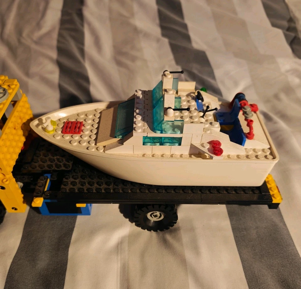 Vintage LEGO Technic 8846-B1 Flat Bed Truck + Lego 4011 Cabin Cruiser, photo 2 of 4