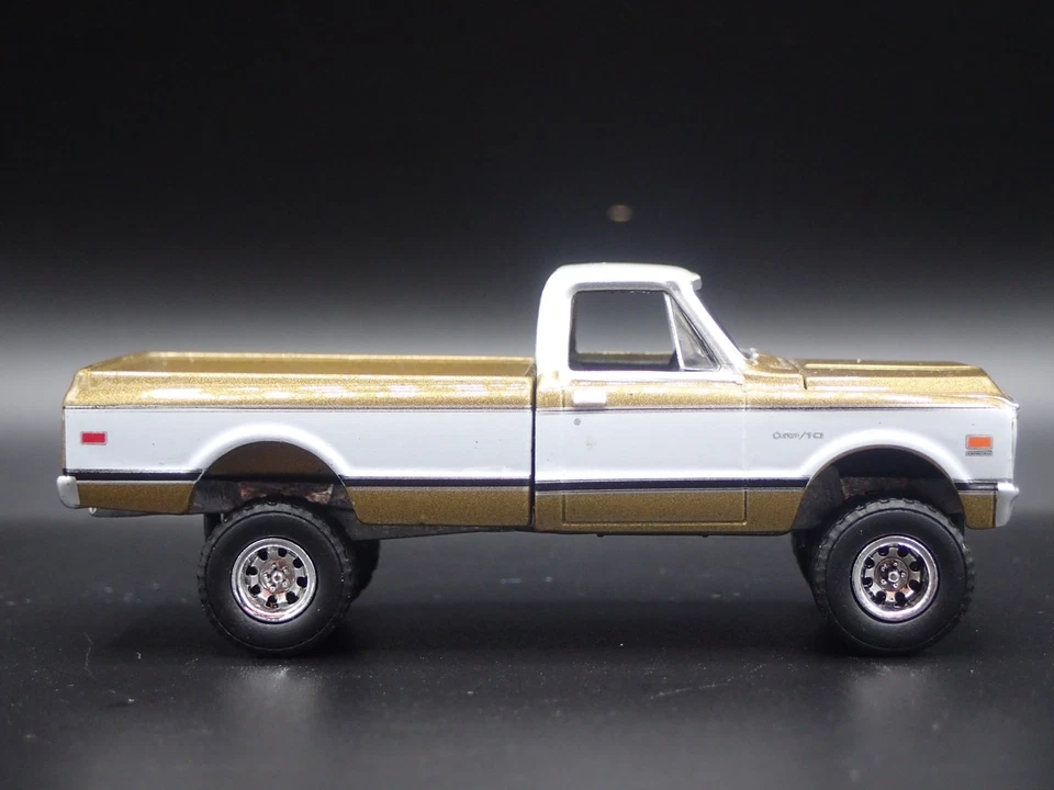 1969 69 CHEVY CHEVROLET K10 4X4 CAMIONETA DORADA MODELO A ESCALA 1:64 DE METAL - Imagen 3 de 4