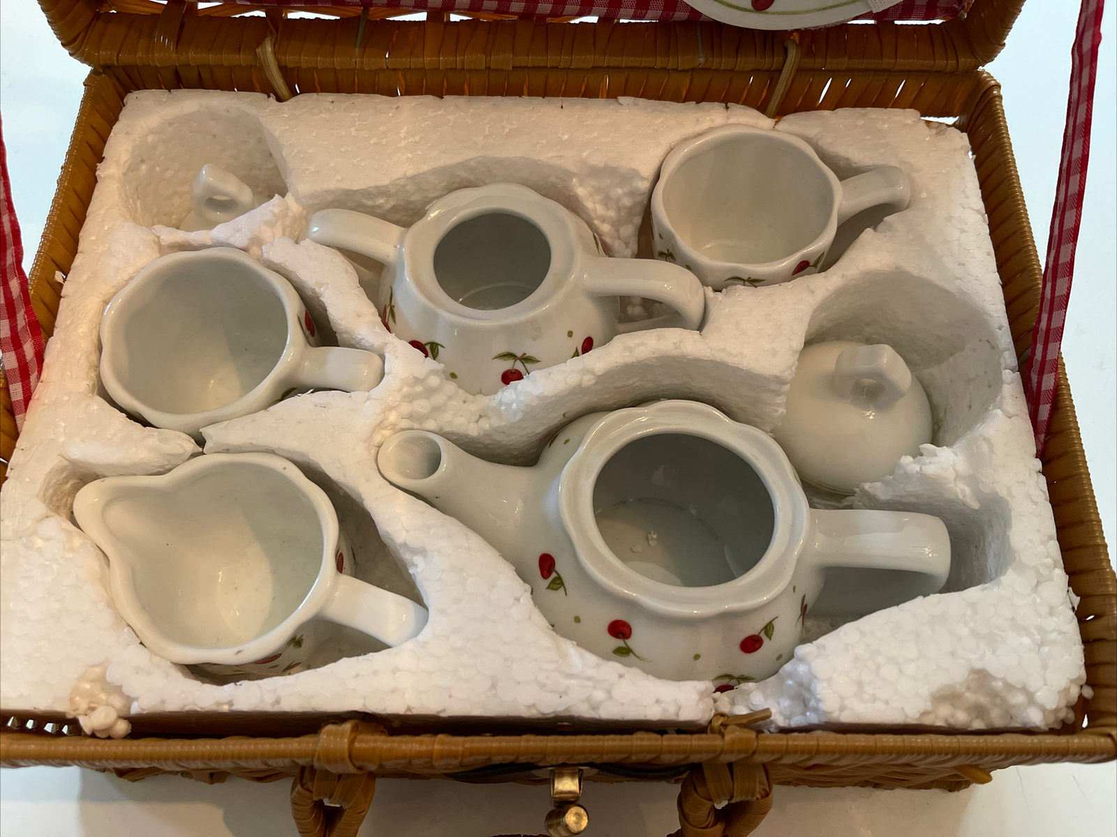 VTG DELTON PORCELAIN CHILDRENS WICKER PICNIC BASKET TEA PARTY SET FOR 2