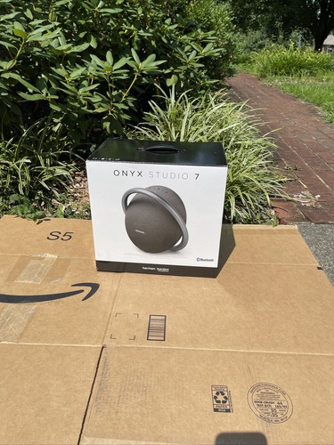 New Harman Kardon Onyx Studio 7 Portable Bluetooth Speaker - Black