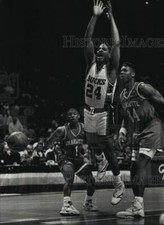 1991 Press Photo Milwaukee Bucks' Jay Humphries lost ball to Charlotte Hornets
