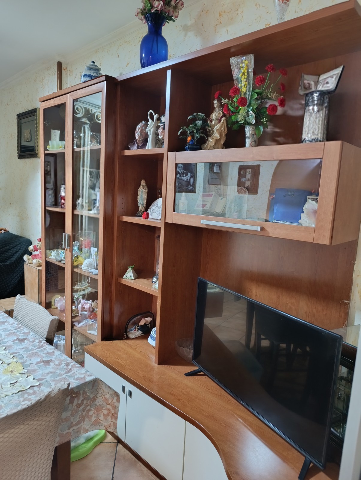 Parete attrezzata in legno con vetrine e mobile TV