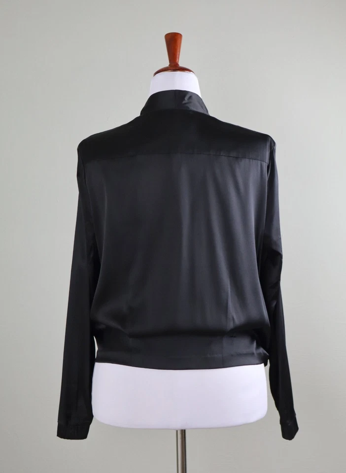 Top CHICO'S Etiqueta Negra Nuevo con Etiquetas $168 Seda Satinada Sobreplice en Negro Talla Grande / 2 Foto 4 de 4