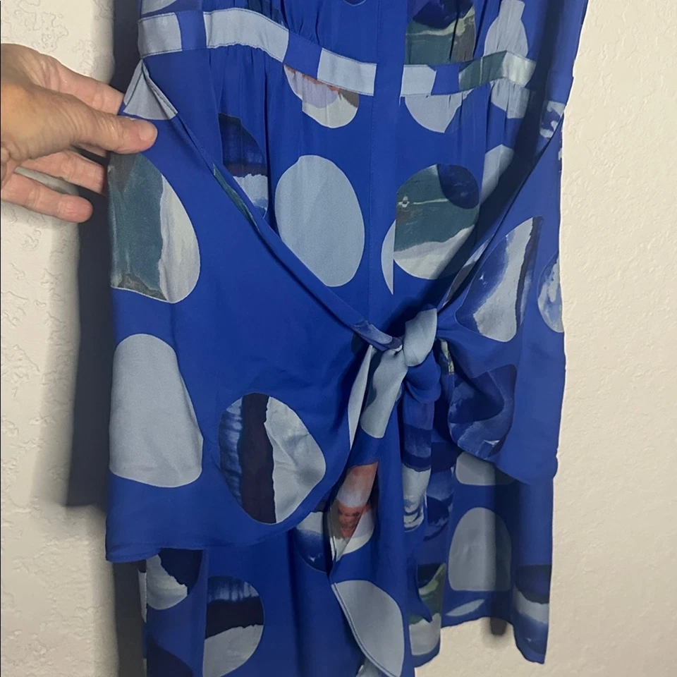 Vestido de seda Anthropologie Leifsdottir círculo horizonte azul mini corbata envolvente con botones Foto 3 de 4