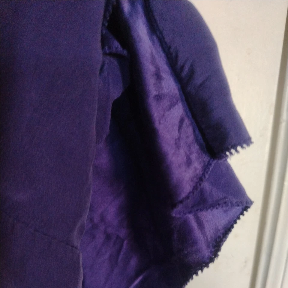 Blusa de Seda BCBGMAXAZRIA Púrpura Real Talla S Pequeña Cuello en V Recorte Baxk  Foto 3 de 4