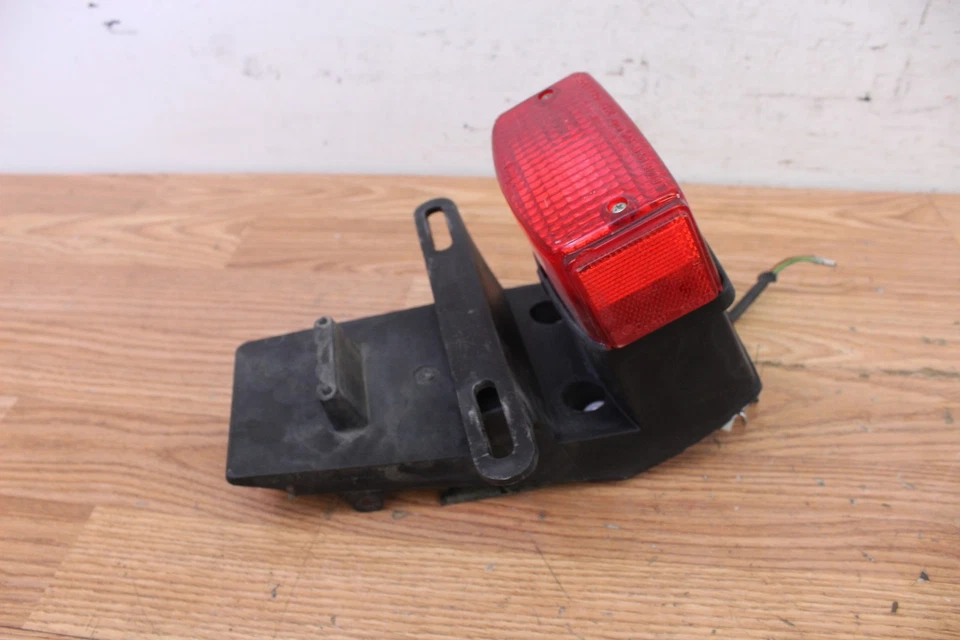 Honda NQ50 SPREE 1985 luz trasera/luz de freno con soporte para matrícula Foto 3 de 4