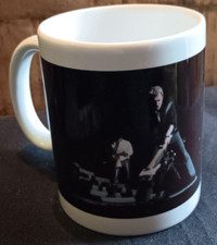 Johnny Hallyday - Mug - Johnny casse sa guitare dans un concert