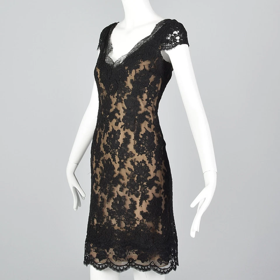 Vestido Oscar De La Renta años 90 negro superpuesto de encaje manga gorra de cóctel LBD cuello en v Foto 3 de 4