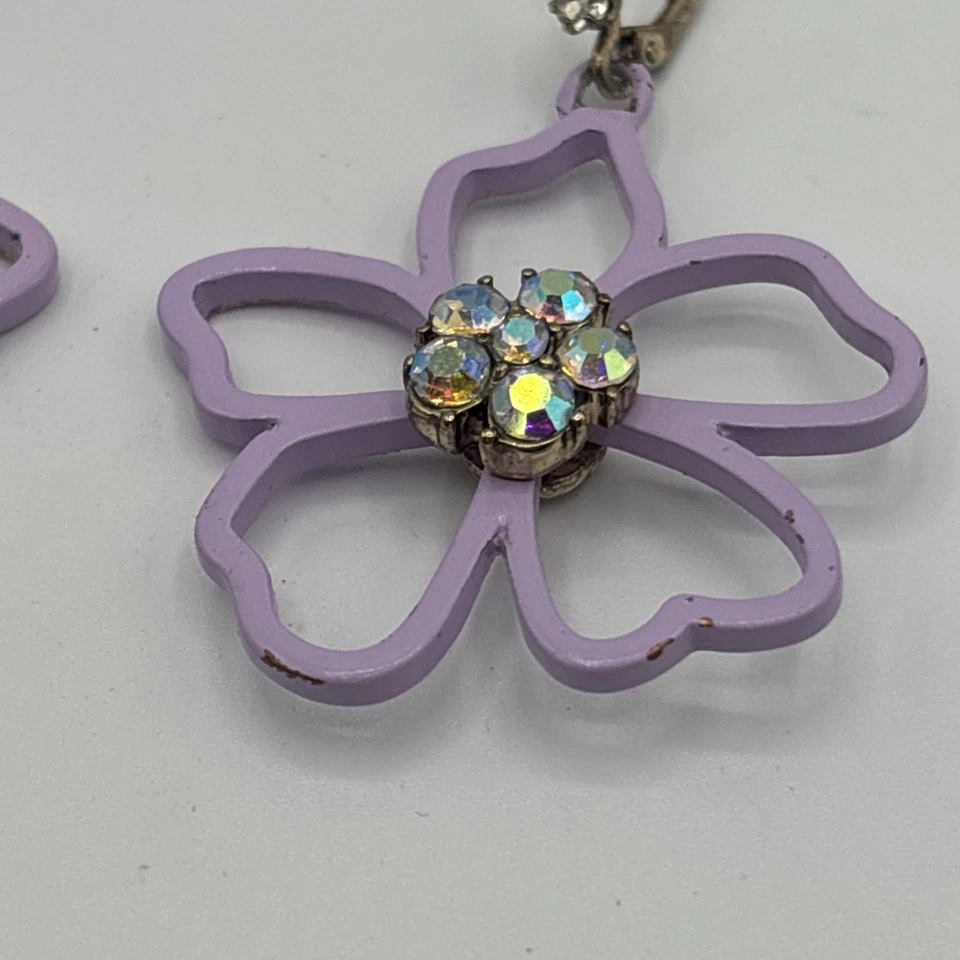 Pendientes colgantes Betsey Johnson lavanda púrpura esmalte flor AB cristal Foto 3 de 4