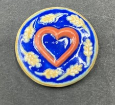 1 FEVE   PUBLICITAIRE  PORCELAINE pour FAUCHON /COEUR / diamètre 3cm /1996 BEANS