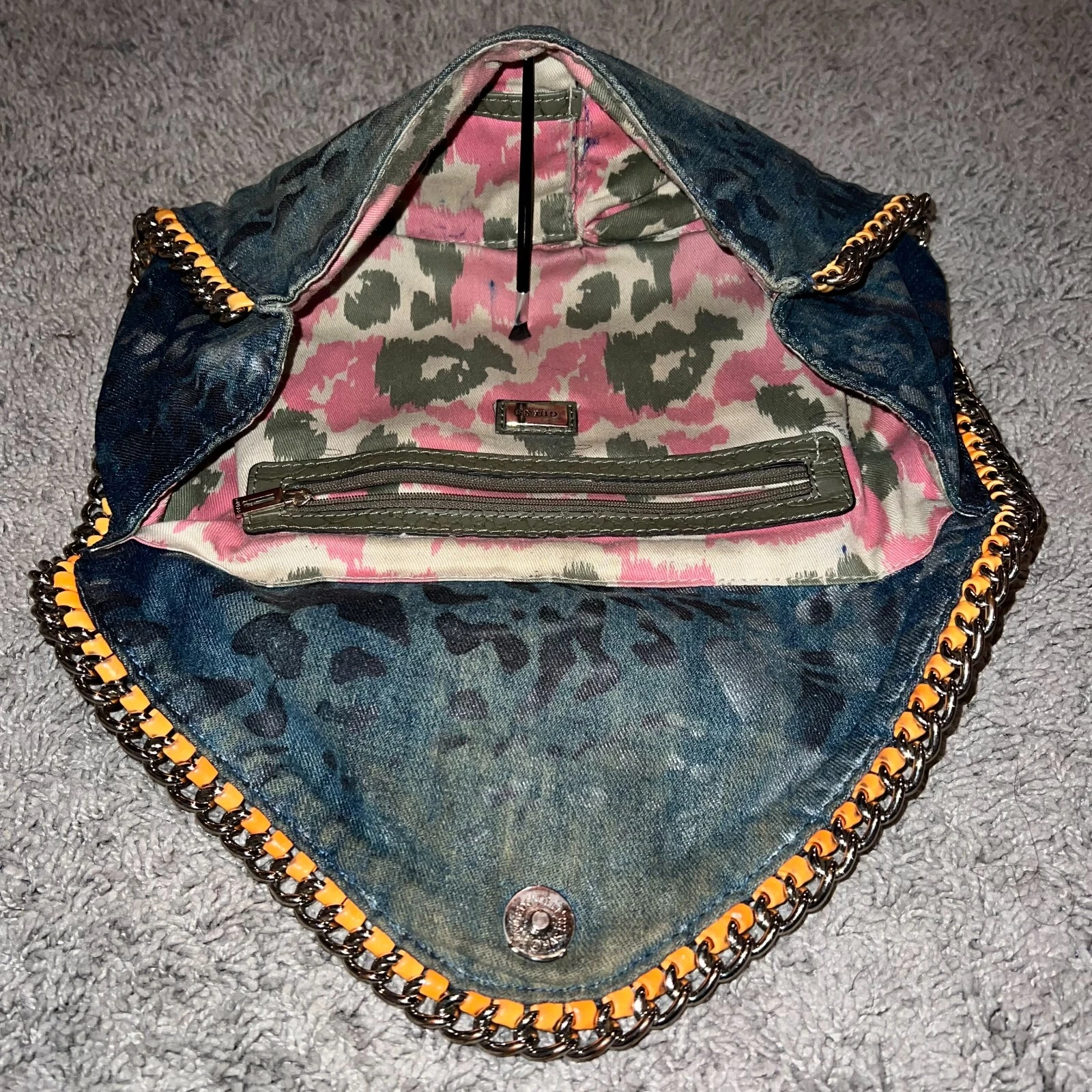 Pochette pochette Guess blu rosa mimetica denim look Y2K catena accento patta