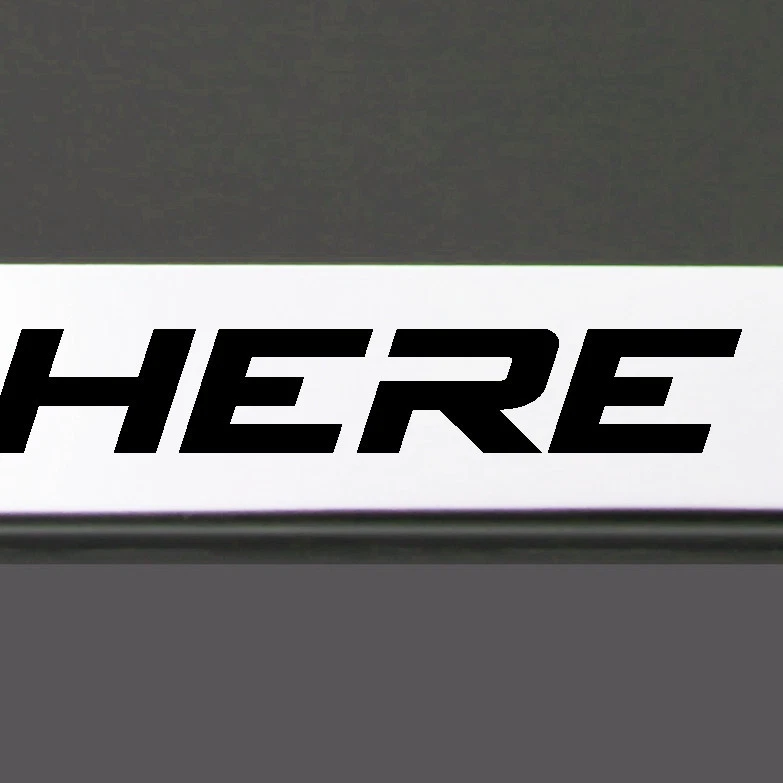 Marco de matrícula de espejo pulido CRUZE tapa de rosca de metal grabado con láser Foto 2 de 4