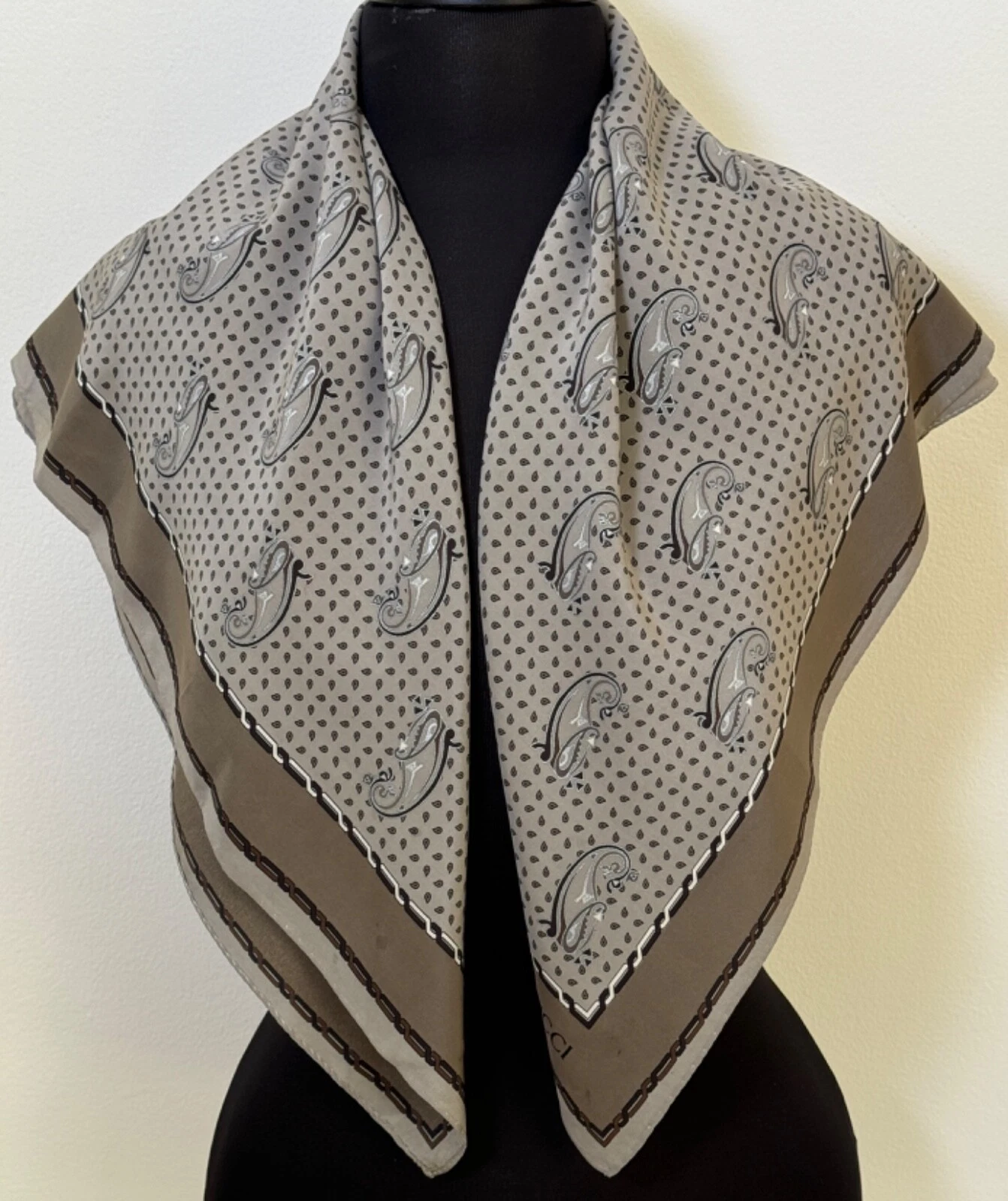 Foulard vintage Gucci en soie cachemire A407