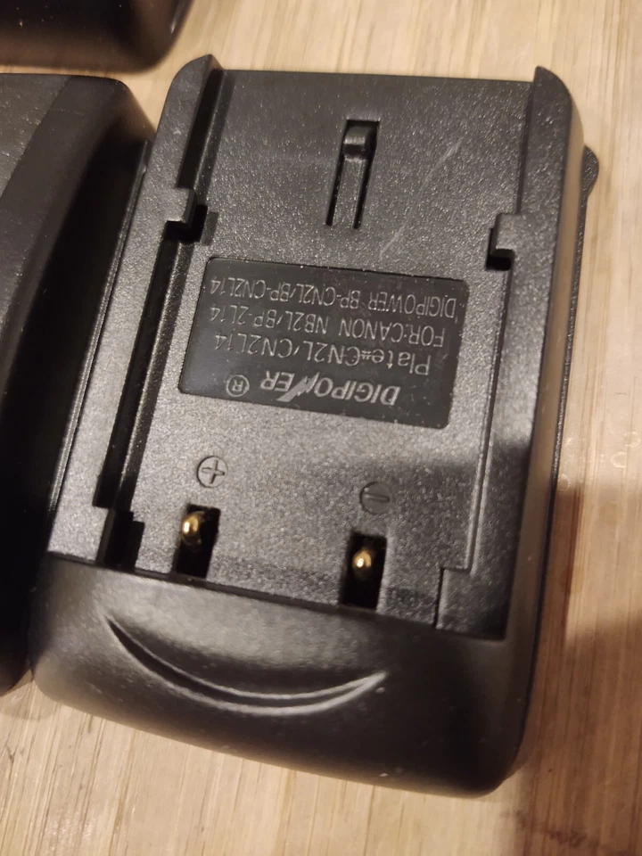 Accesorio de cargador de viaje Digipower TC-500O para baterías de cámara digital Olympus Foto 2 de 4