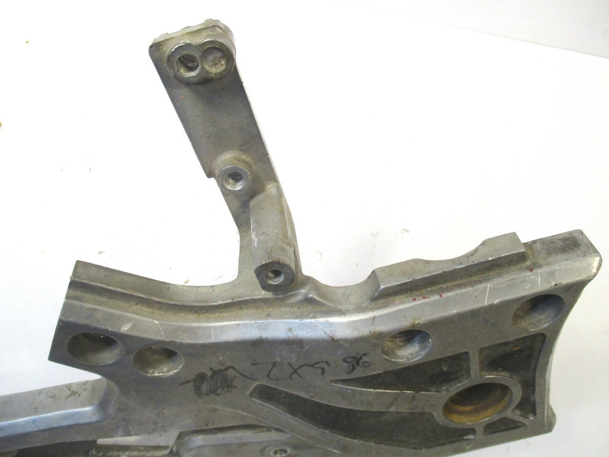 もも　 KAWASAKI ZX9 ZX900 NINJA RIGHT FOOTPEG BRACKET MUFFLER STAY