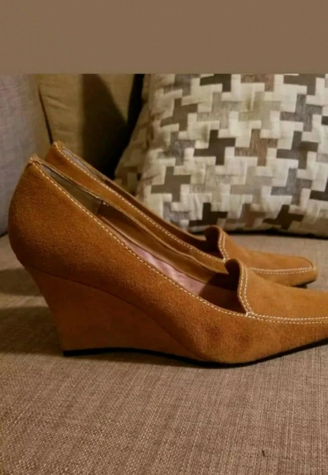 NUEVO - ANN MARINO 8.5 Zapatos de cuña de gamuza para dama  Foto 2 de 2