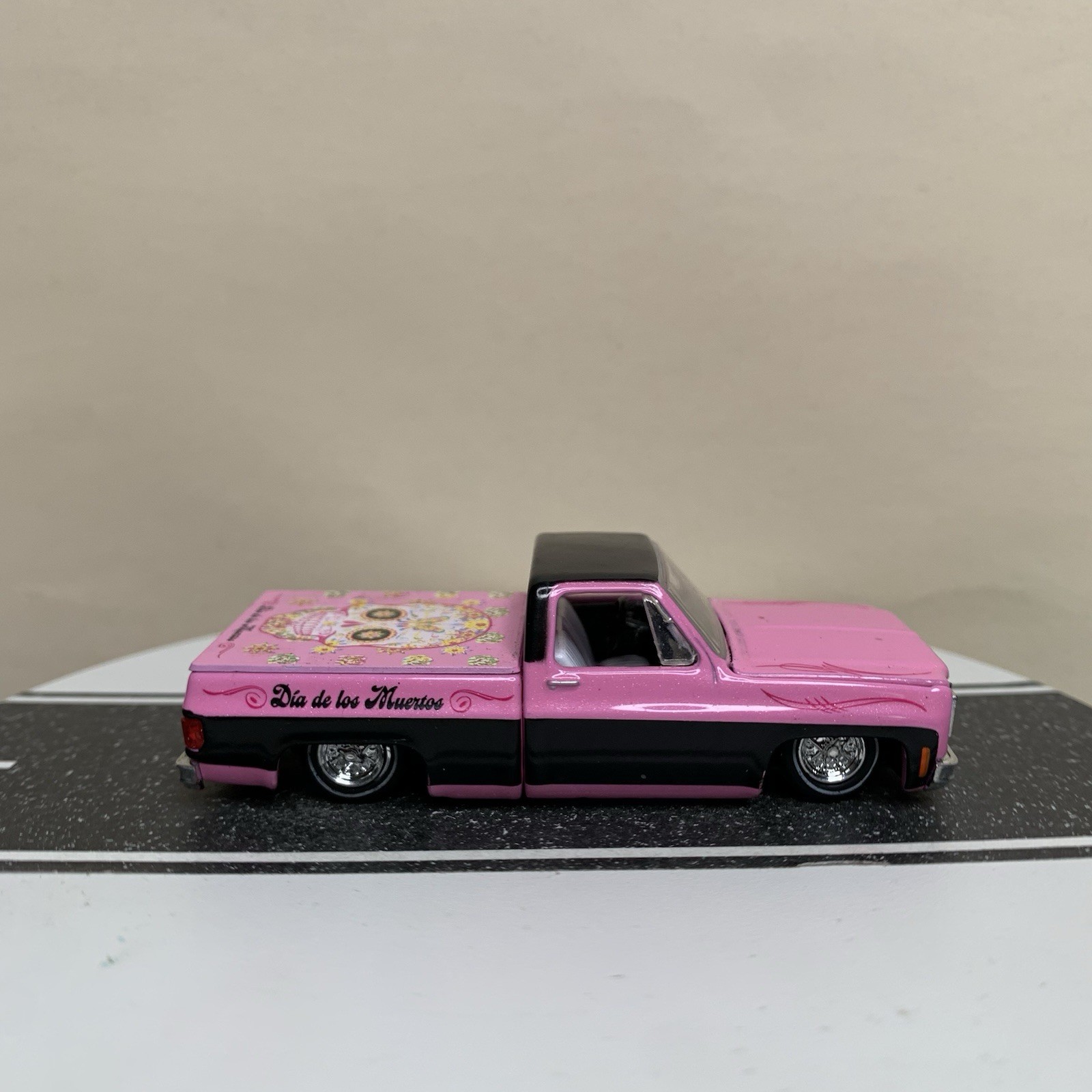M2 Machines Dia De Los Muertos 1973-87 Chevrolet Custom Deluxe C-10 Square Body
