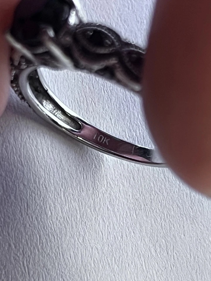 Anillo de diamantes negros de 1 1/4 quilates con banda de oro blanco de 10k. Foto 2 de 4