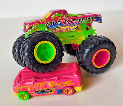 Hot Wheels Monster Trucks Torque Terror Pink W/ Crushed Van Blind Sided 1:64th