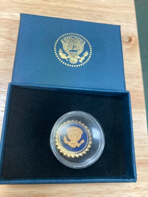 KAPPYS   PRESIDENT BARACK OBAMA LAPEL PIN IN BOX  CL45