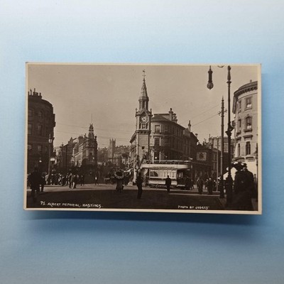 Hastings Postkarte um 1910 Echtfoto Sussex Albert Sq Straßenbahn Hippodrom Brolly Mann