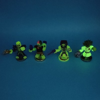 Legends of Akedo Glow In The Dark Bundle X4 Battling Figuren 