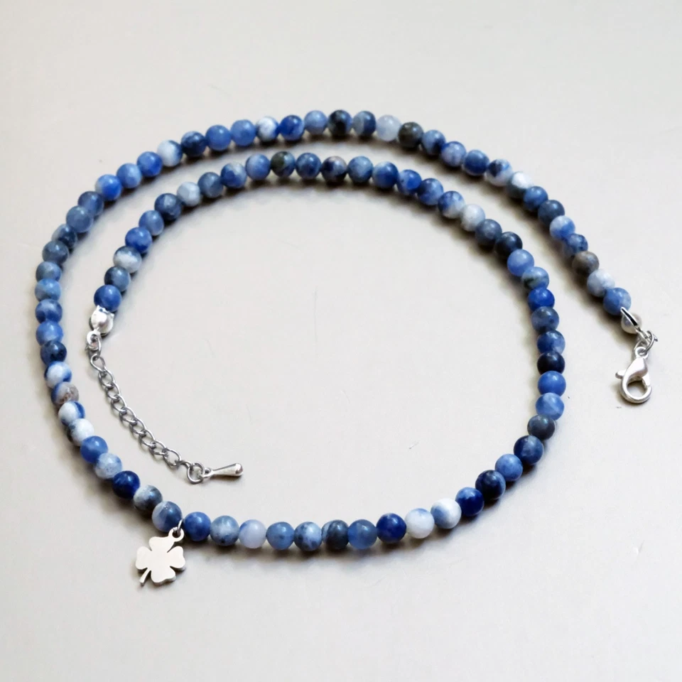 Sodalith Halskette – 4mm Perlen, Kleeblatt Anhänger, Handgefertigter Schmuck - Bild 2 von 4