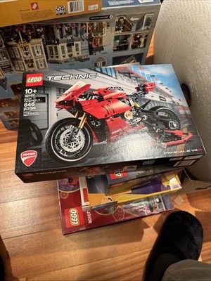 LEGO TECHNIC: Ducati Panigale V4 R (42107)