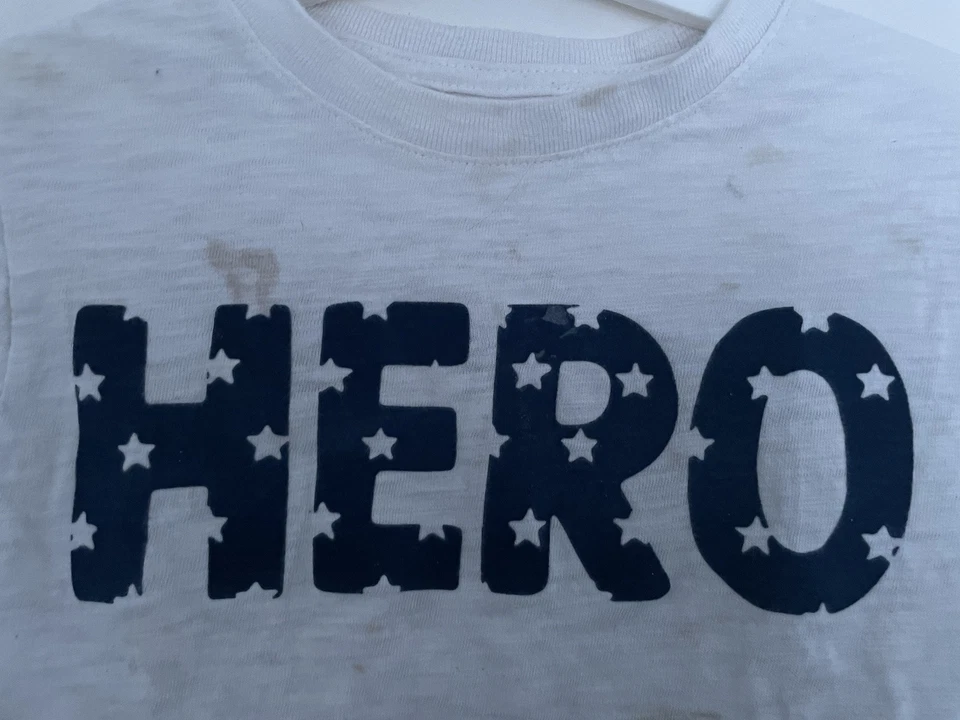 Baby Gap 学步儿童男孩模糊英雄消防车图形圆领 T 恤白色 5T — 第 3/4 张图片