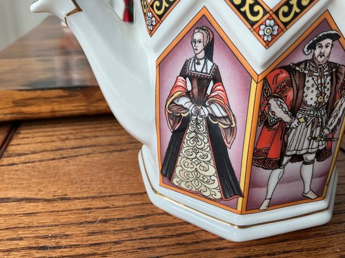 Vintage Castle shaped Sadler teapot Henry V111 & his 6 wives VGC - Picture 4 of 11