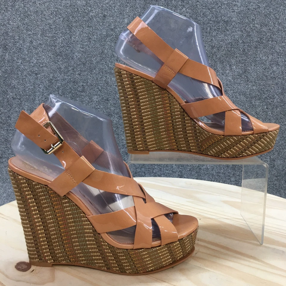 Sandalias Vince Camuto para mujer 7,5 B Hattie tiras beige charol tacón de cuña Foto 2 de 4