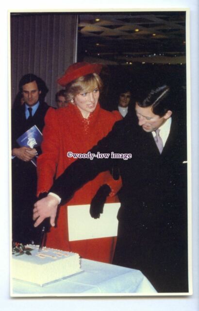 r2556 - Diana & Charles cut the Cake at Guildford December 1982 - postcard