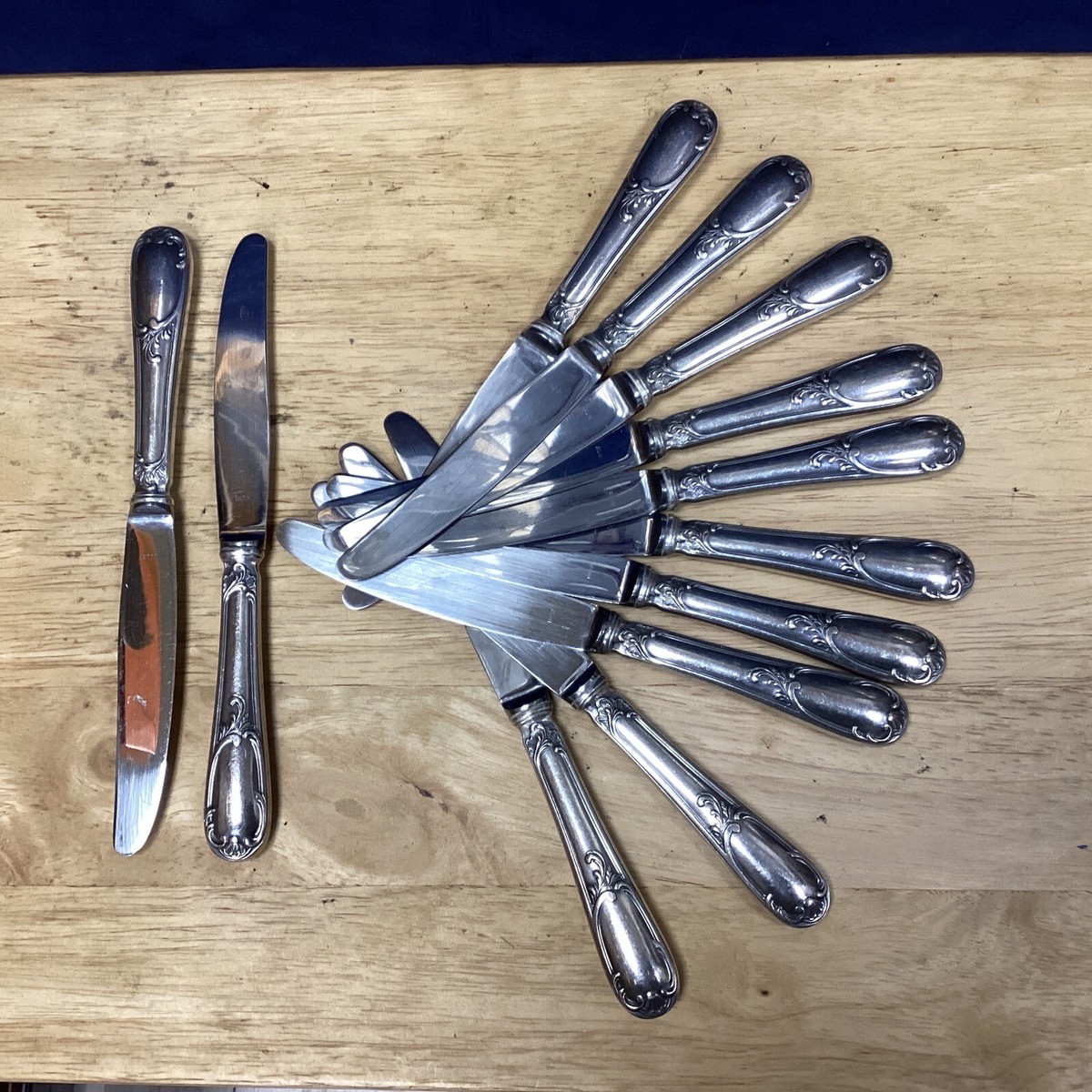 Lot De 12 Couteaux Anciens En Métal Argenté - 21 Cm - Couverts Rétro