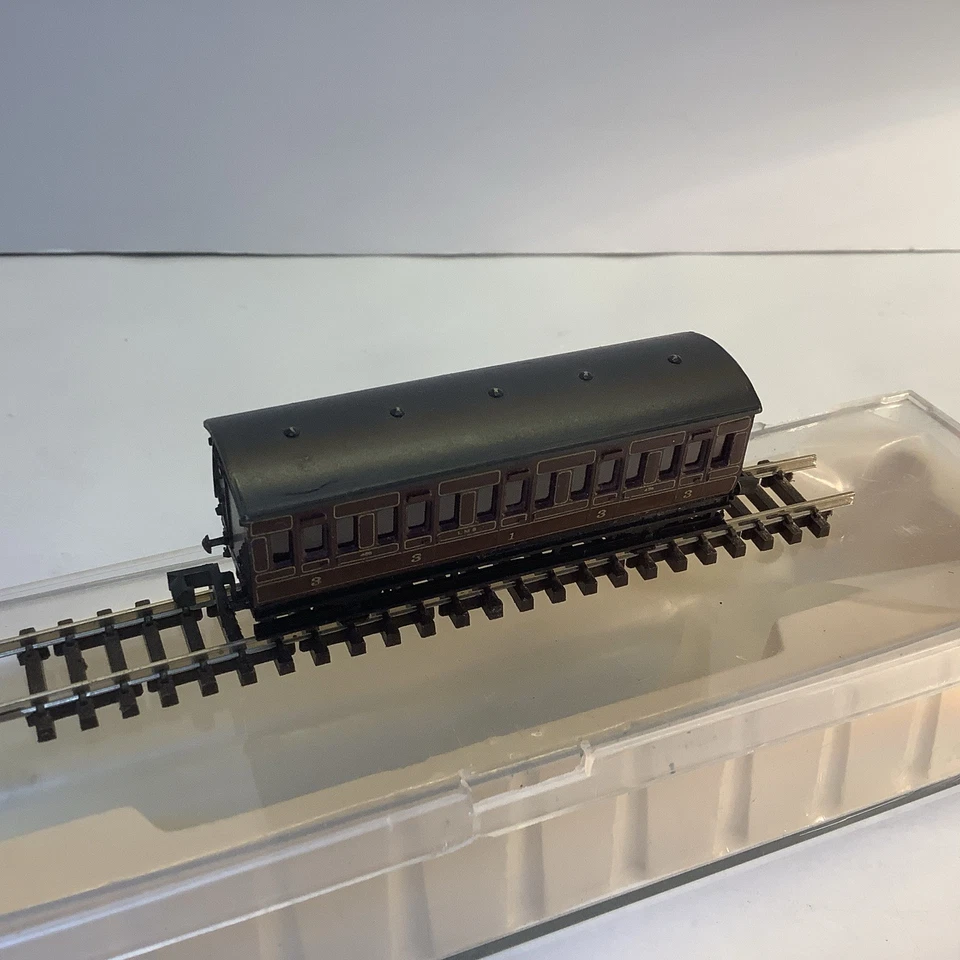 Graham Farish N Gauge 0661 Rake of 3 LMS 4 Wheeled Coaches in Maroon Livery  - Image 3 of 4