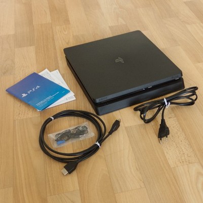 Sony PlayStation 4 Slim 500GB Spielekonsole - Jet Black