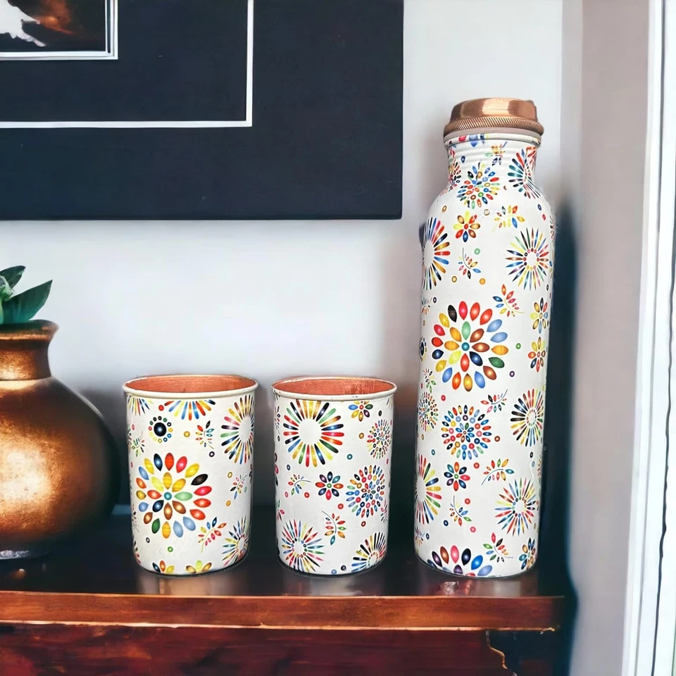 Botella de cobre impresa multicolor con 2 vasos para beneficios para la salud a prueba de fugas Foto 2 de 4