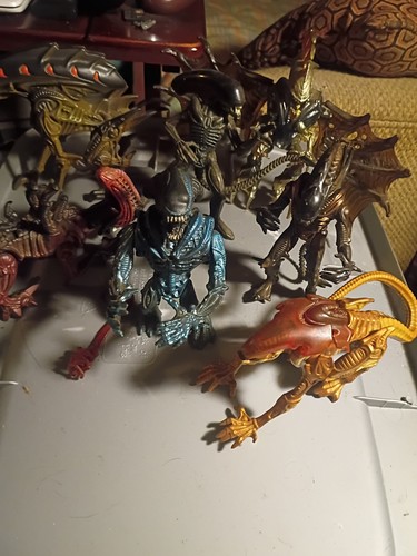 Predator and Alien Action Figure Lot - Multiple Figures with Accessories & Parts - Picture 2 of 7