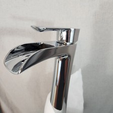 Vigo Vessel Polished Chrome Waterfall Lavatory Bathroom Faucet Single Handle NEW