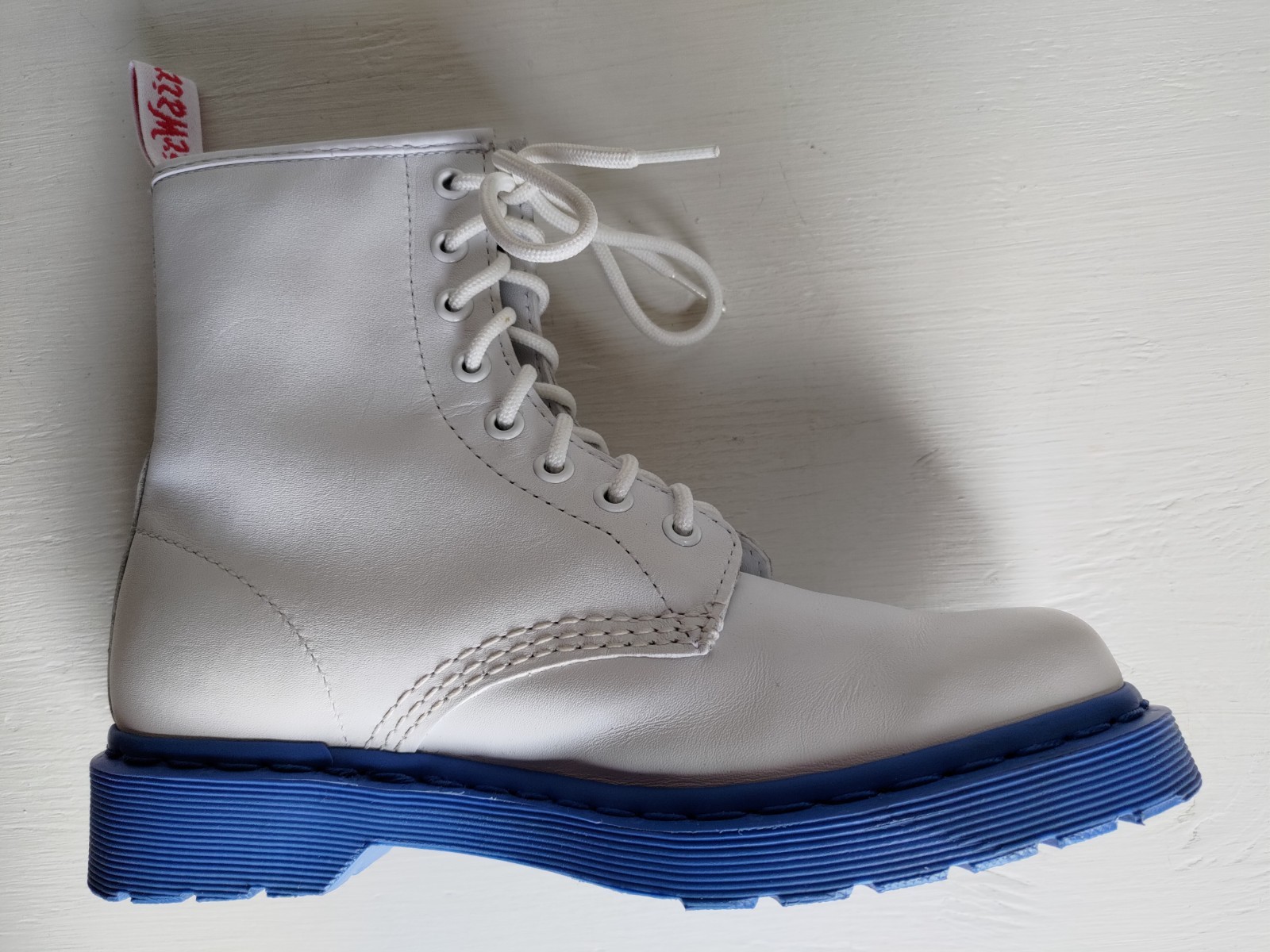 DOC DR. MARTENS HELLO KITTY WHITE SMOOTH LEATHER BOOTS WITH RED BOW SIZE 5UK image 2