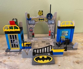 LEGO Juniors 10672 Batman Defend the Batcave - 100% Complete with Manual