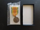 US Military Vietnam Service Medal, Ribbon Bar & Box Bottom — photo 1