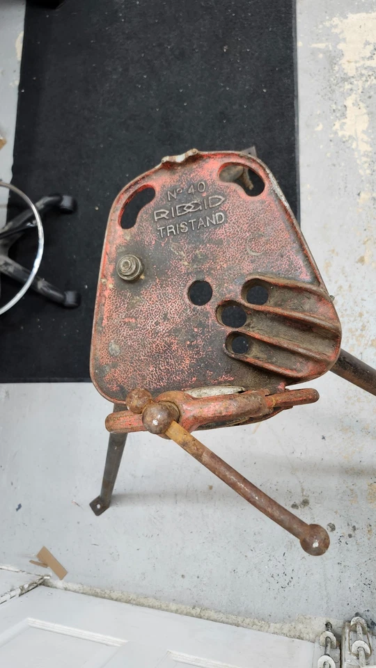 Ridgid No. Tornillo de tubo de yugo portátil 40A Tristand de 1/85" a 2-1/2" Foto 3 de 4