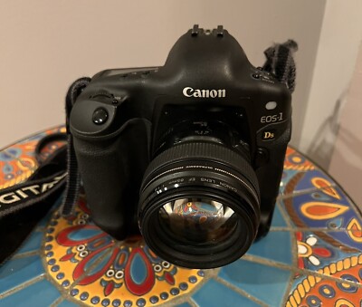Canon EOS- 1DS DSLR camera