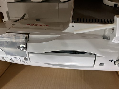 Singer Quantum Futura CE-200 Computerized Sewing/Embroidery Machine New Open Box - Picture 4 of 17