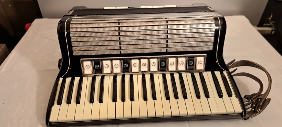 HOHNER  AKKORDEON   TANGO  VM    120 B  4 chörig    MUSETTE    spielbereit   !!! - Bild 4 von 4